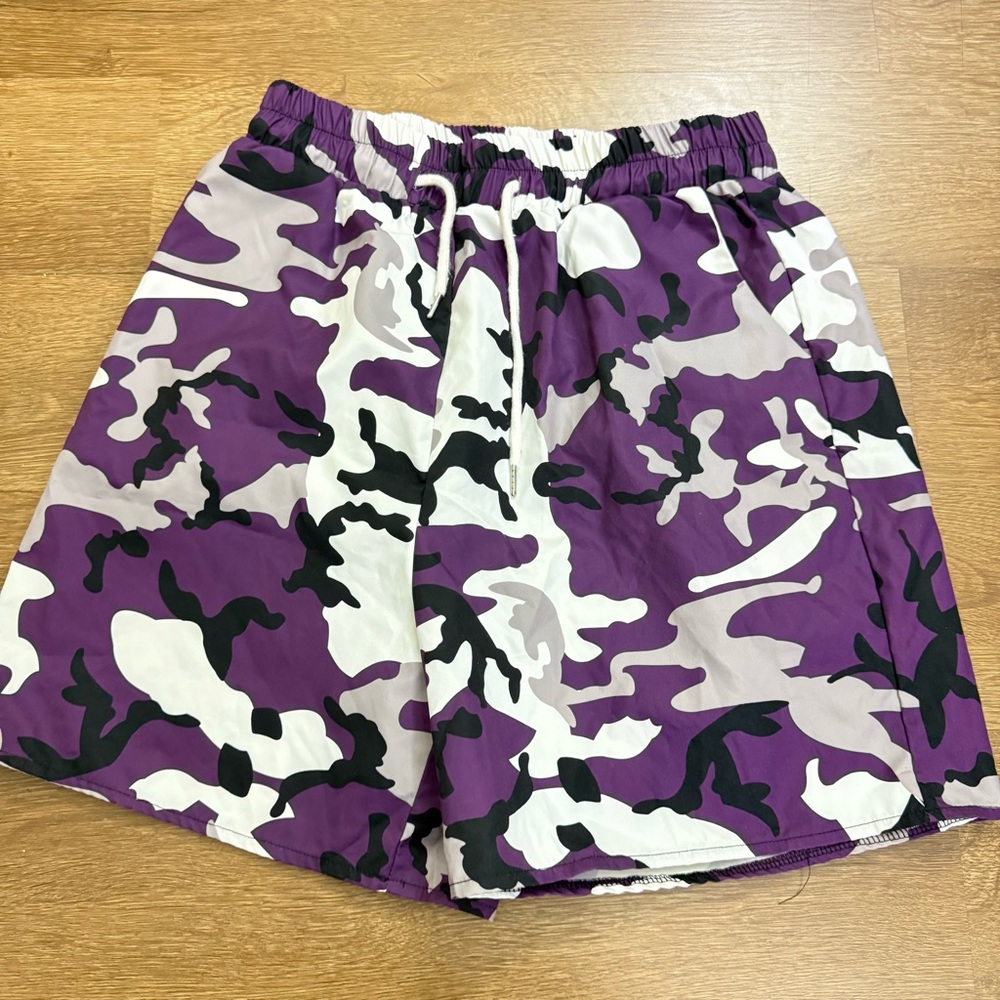 ROMWE Purple and White Patterned Shorts for men’s size. (M)